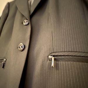 TAHARI Black Pinstripe size 4 Suit Jacket